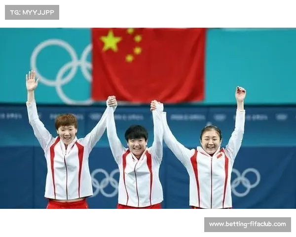 银牌得主韩国队员在颁奖仪式上拾起场边国旗展现荣耀与情感 银牌得主韩国队员在颁奖仪式上拾起场边国旗展现荣耀与情感