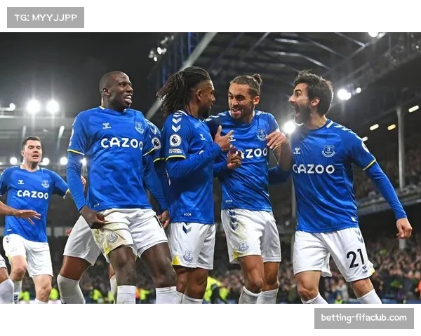 埃弗顿防守落位速度偏慢，曼联快速转换多次形成射门机会